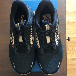 Brooks Adrenaline GTS 22 women’s size 8. New in box.
